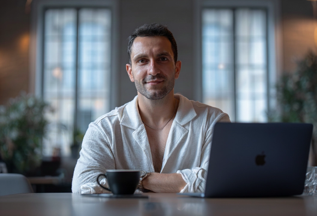 Patryk - marketer Targetly podczas pracy w biurze